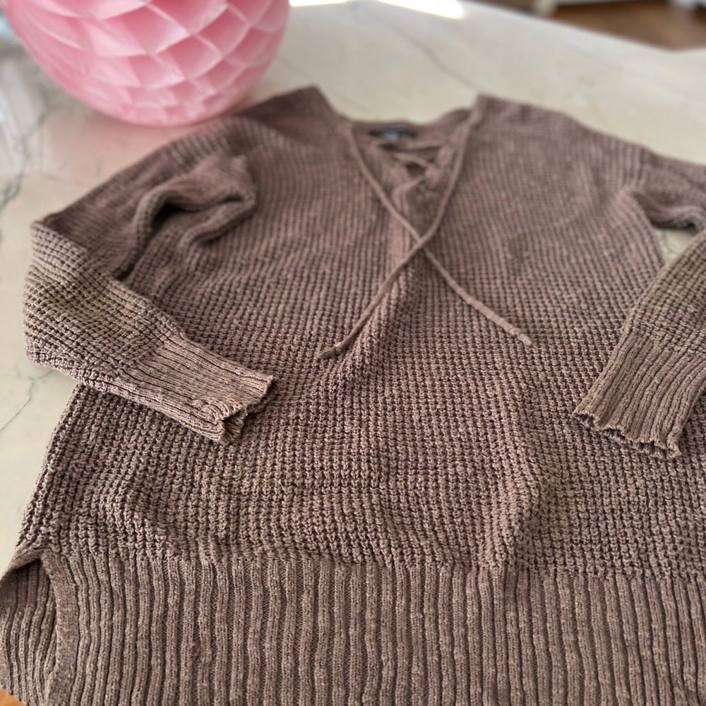 American Eagle Women’s Sweater tie detail at neckline color brn sz S